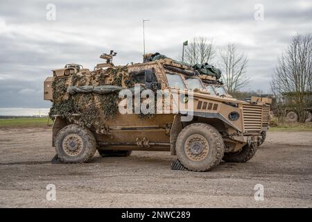 Primo piano di un esercito britannico Foxhound 4x4, veicolo di pattuglia protetto a 4 ruote motrici con un assale posteriore rotto, Wiltshire UK Foto Stock