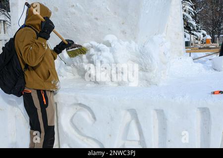 SAPPORO, Giappone (2 febbraio 2023) - Operations Specialist 2nd Classe Daveon Fitzgerald, assegnato al Comandante Task Force sette due, assegnato alla Naval Air Facility Misawa, spazza la neve di accesso dalla scultura di neve di una nave della Marina durante il 73rd° Festival annuale della neve di Sapporo. Questo è il 38th° anno in cui gli Stati Uniti Navy ha partecipato al festival, consentendo ai marinai un'opportunità unica di vivere la cultura e la tradizione giapponese rafforzando la stretta amicizia tra gli Stati Uniti Marina e i cittadini del Giappone. Foto Stock