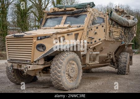 Primo piano di un esercito britannico Foxhound 4x4, veicolo di pattuglia protetto a 4 ruote motrici con un assale posteriore rotto, Wiltshire UK Foto Stock