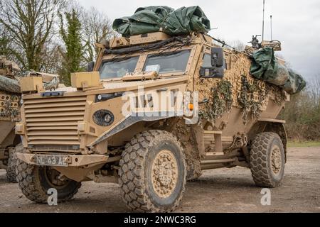 Primo piano di un esercito britannico Foxhound 4x4, veicolo di pattuglia protetto a 4 ruote motrici con un assale posteriore rotto, Wiltshire UK Foto Stock