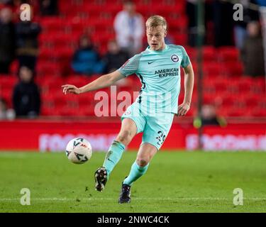 28th febbraio 2023; Bet365 Stadium, Stoke, Staffordshire, Inghilterra; Fa Cup Football, Stoke City contro Brighton e Hove Albion; Jan Paul van Hecke di Brighton attraversa la palla Foto Stock