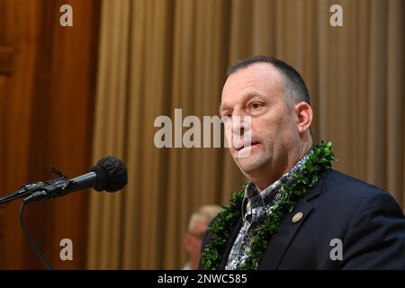 Il governatore Josh Green, M.D., annuncia il ritorno di più di 363 acri di terreno affittato a Hoholehua e Pālāʻau, Molokaa'i torna allo Stato di Hawai'i, Dipartimento delle Terre domestiche hawaiane (DHHL), durante una conferenza stampa presso l'edificio del Campidoglio dello Stato delle Hawaii a Honolulu, Hawaii, 13 gennaio 2023. La United States Air Force (USAF) ha affittato le terre da DHHL con un contratto d'affitto di 25 anni a $$40.270 all'anno, che è scaduto il 31 dicembre 2022. L'USAF utilizzava le terre per le apparecchiature radio e di comunicazione, l'installazione e la manutenzione. Foto Stock