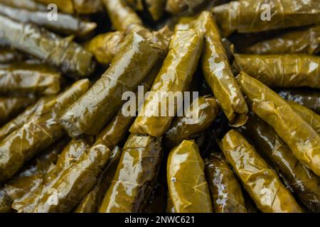 Piatti turchi tradizionali deliziosi, foglie ripiene, piatto turco tradizionale a base di riso avvolto in foglie d'uva, vista dall'alto. Foto di alta qualità Foto Stock