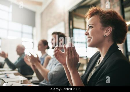 Tenere a mente tutte le idee e i commenti condivisi. Scatto di un team di uomini d'affari che si aggrappano le mani mentre si incontrano in ufficio. Foto Stock