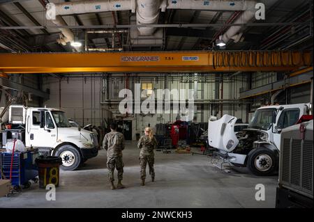 Kati Grabham, capo del comando centrale delle forze aeree, fa un tour del 379th Expeditionary Logistics Readiness Vehicle Maintenance Compound durante un tour di immersione alla base aerea di al Udeid, Qatar, 6 febbraio 2023. Durante il suo tour, Grabham ha visitato varie unità in tutta l'AUAB per incontrare gli Airmen e ottenere una comprensione di prima mano delle missioni che svolgono. Foto Stock