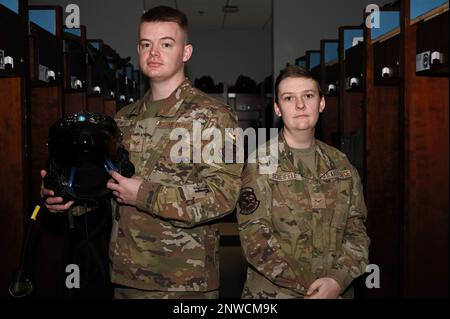 STATI UNITI Kyle Knowles, a sinistra, un artefice di volo con il 33rd Operational Support Squadron, 33rd Fighter Wing, a sinistra, e gli Stati Uniti Air Force Airman 1st Class Nikita Scheifele, a destra, apprendista AFE con il 33rd OSS, mantiene l'attrezzatura di volo F-35A Lightning II alla base dell'aeronautica militare di Eglin, Florida. Gli specialisti AFE con il 33rd OSS garantiscono che le attrezzature di volo funzionino e siano sicure da usare. Foto Stock