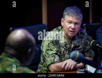 230126-N-DK722-1003 (26 gennaio 2023) LAGOS, Nigeria – Stati Uniti Thomas Ishee, a destra, comandante degli Stati Uniti Sesta flotta, parla con la Marina Nigeriana posteriore ADM. Yakubu Wambai, comandante del comando navale occidentale, a Lagos, Nigeria, 26 gennaio 2023 durante Obangame Express 2023. Obangame Express 2023, condotto dagli Stati Uniti Naval Forces Africa, è un esercizio marittimo volto a migliorare la cooperazione e ad aumentare la sicurezza e la sicurezza marittima tra le nazioni partecipanti nel Golfo di Guinea e nell'Oceano Atlantico meridionale. STATI UNITI Sesta flotta, con sede a Napoli, in Italia, conduce l'intero spettro delle AN comuni Foto Stock