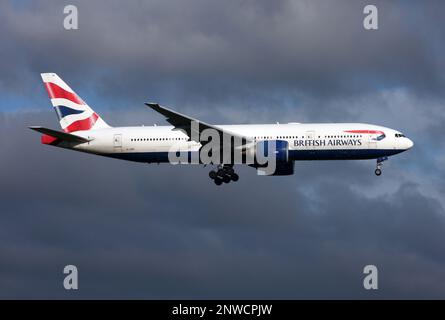 Un Boeing 777-200 della British Airways si avvicina all'aeroporto di Gatwick Foto Stock