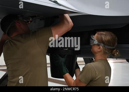 STATI UNITI I manutentori dell'aeronautica di aeronautica assegnati all'ala 119th collegano le linee di combustibile in mq-9 Reaper mentre lavorano per assemblare l'aeromobile durante l'esercitazione COPE North alla base dell'aeronautica di Andersen, Guam, febbraio 9th 2023. Cope North è un'opportunità modello per espandere gli impegni con i nostri alleati e partner. Foto Stock