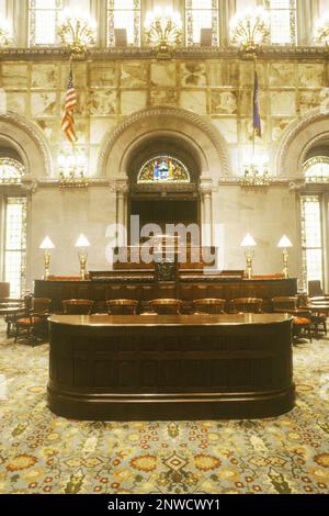 Il podio della Camera del Senato dello Stato di New York nel Capitol Building di Albany New York sull'Empire state Plaza, la capitale dello stato. Nessuna gente. STATI UNITI Foto Stock