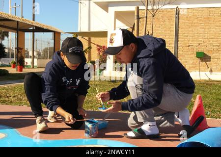 STAZIONE NAVALE ROTA, Spagna (3 febbraio 2023) personale assegnato alla Stazione Navale (NAVSTA) Rota, Spagna, ritoccare i dipinti sul parco giochi della scuola di Castillo de Doña Blanca a El Puerto de Santa Maria durante un progetto di relazioni con la comunità, 3 febbraio 2023. NAVSTA Rota sostiene la flotta, abilita il combattente e sostiene la famiglia conducendo operazioni aeree, operazioni portuali, garantendo sicurezza e sicurezza, assicurando la qualità della vita e fornendo i servizi fondamentali di energia, acqua, carburante e tecnologia dell'informazione. Foto Stock