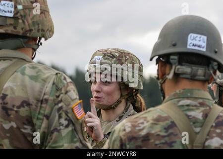 Cadet Karsen Flom, University of California at Santa Barbara (UCSB), tira la squadra in un huddle mentre competono nel 8th Brigade Army ROTC Ranger Challenge, Joint base Lewis-McChord, Washington, 27 gennaio 2023. | Foto di Amy Turner, Stati Uniti Comando del cadetto dell'esercito Affari pubblici Foto Stock