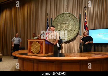 STATI UNITI Mark Hashimoto, Assistente di mobilitazione del comandante, Stati Uniti Indo-Pacific Command, ascolta una domanda durante una conferenza stampa presso l'edificio del Campidoglio dello Stato delle Hawaii a Honolulu, Hawaii, 13 gennaio 2023. La United States Air Force (USAF) ha affittato le terre da DHHL con un contratto d'affitto di 25 anni a $$40.270 all'anno, che è scaduto il 31 dicembre 2022. L'USAF utilizzava le terre per le apparecchiature radio e di comunicazione, l'installazione e la manutenzione. Foto Stock