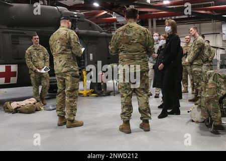 Il personale medico ha incluso il Vice Presidente e Chief Operating Officer Andy Short, Direttore medico dei servizi di emergenza Dr. Meja Gray e Presidente della Medicina d'emergenza Sarah Delaney, del Samaritan Medical Center, ascoltare un briefing, 26 gennaio, su Fort Drum, NY. I professionisti medici sono stati informati da più personale dell'esercito sui servizi e le capacità MEDAVAC. Foto Stock