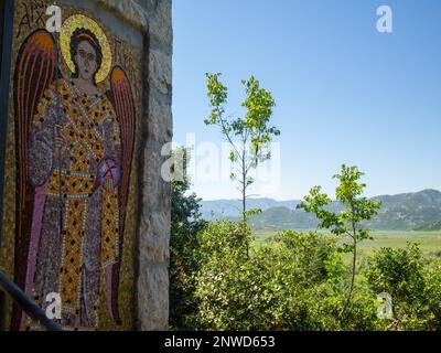 Mosaico angelo all'ingresso del monastero di Kom nel lago Skadar, Montenegro Foto Stock