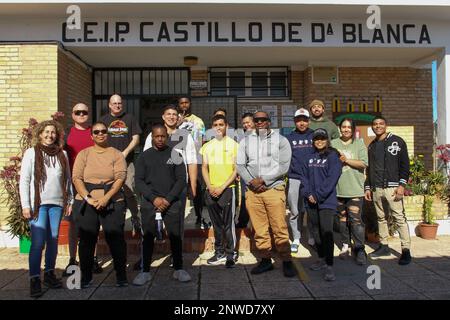 STAZIONE NAVALE ROTA, Spagna (3 febbraio 2023) i marinai di stanza alla Stazione navale (NAVSTA) Rota, Spagna, posano per una foto alla scuola di Castillo de Doña Blanca a El Puerto de Santa Maria durante un progetto di relazioni con la comunità, il 3 febbraio 2023. NAVSTA Rota sostiene la flotta, abilita il combattente e sostiene la famiglia conducendo operazioni aeree, operazioni portuali, garantendo sicurezza e sicurezza, assicurando la qualità della vita e fornendo i servizi fondamentali di energia, acqua, carburante e tecnologia dell'informazione. Foto Stock