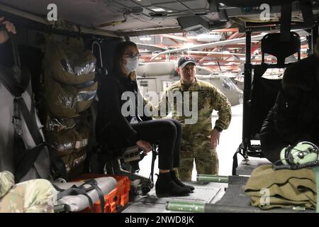 Tyler Smith, Comandante dell'azienda di C/3-10 Generale supporto Battaglione dell'aviazione, 10th Brigata dell'aviazione di combattimento, 10th Divisione di montagna, parla al Dott. Meja Gray, Direttore medico dei servizi di emergenza del Centro medico di Samaritan, 26 gennaio, su Fort Drum, NY. Smith si è preso il tempo di rispondere a qualsiasi domanda e di offrire la sua conoscenza sull'elicottero. Foto Stock