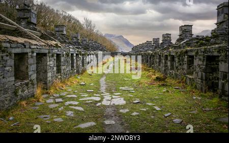 Rovine della caserma Anglesey in Dinorwic alta sopra Llyn Peris, vicino Llanberis, Galles del Nord UK Foto Stock