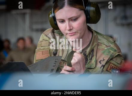 Kayla Smiley, 43rd Fighter Generation Squadron, si aggiudica un AIM-120 durante il concorso annuale della squadra di carico di armi del 10 febbraio presso la base dell'aeronautica militare di Eglin, Flah. Due squadre hanno gareggiato per vedere chi poteva caricare un AIM-120 e un AIM-9 sul loro F-22 Raptor il più veloce e con il minor numero di errori. Foto Stock