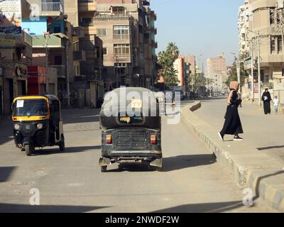 Giza, Egitto, gennaio 26 2023: risciò auto, baby taxi, mototaxi, piccione, jonnybee, bajaj, chand gari, lapa, tuk-tuk, tum-tum, Kike-napep, Maruwa, 3wh Foto Stock