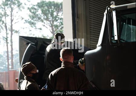 Gli airmen assegnati allo Squadron di preparazione di logistica 4th effettuano la manutenzione su una cisterna di rifornimento alla base aerea di Seymour Johnson, Carolina del Nord, 10 gennaio 2023. Manutenzione del veicolo gli Airmen sono responsabili delle ispezioni, della diagnostica e della riparazione del veicolo e della conservazione dell'inventario di eventuali parti di ricambio per i veicoli di proprietà del governo. Foto Stock