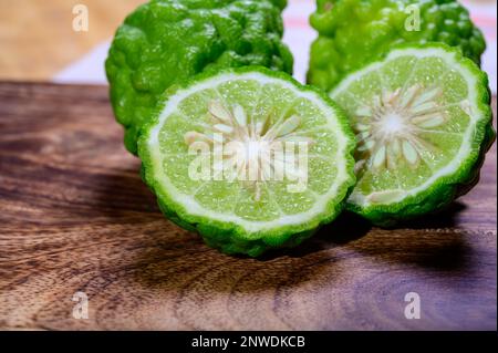 Istrix di agrumi, lime di kaffir verde o di makrut, agrumi nativi del sud-est asiatico tropicale. Frutta e foglie utilizzate nella cucina del sud-est asiatico, es Foto Stock