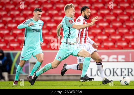 28th febbraio 2023; Bet365 Stadium, Stoke, Staffordshire, Inghilterra; Fa Cup Football, Stoke City contro Brighton e Hove Albion; Lewis Baker di Stoke City sotto la pressione di Jan Paul van Hecke di Brighton Foto Stock