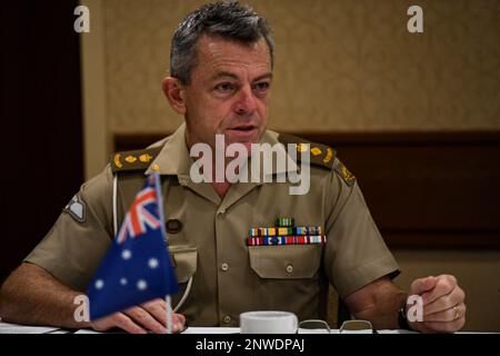 Nick Floyd, comandante dell'Australian Army Peace Operations Training Centre, stabilisce una conversazione in corso con i paesi che collaborano durante la riunione annuale del Peacekeeping Operations Coordination Board – Technical Working Group (PKOCB-TWG), a Honolulu, Hawaii, 07 febbraio 2023. Il PKOCB-TWG condivide le informazioni IOT scomporre, cooperare, coordinare o sincronizzare gli sforzi tra i membri che conducono attività di sviluppo di capacità/capacità a sostegno degli stati che contribuiscono al mantenimento della pace nella regione dell'Indo-Pacifico. Foto Stock