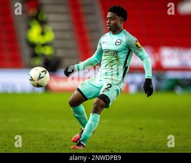 28th febbraio 2023; Bet365 Stadium, Stoke, Staffordshire, Inghilterra; Fa Cup Football, Stoke City contro Brighton e Hove Albion; Tariq Lamptey di Brighton controlla la palla Foto Stock