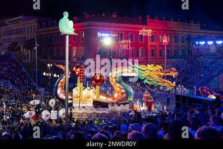 Loat by night (The Naga Dragon) alla 150th sfilata annuale di luci di Carnevale a Nizza, Place Masséna, sulla Costa Azzurra. Foto Stock