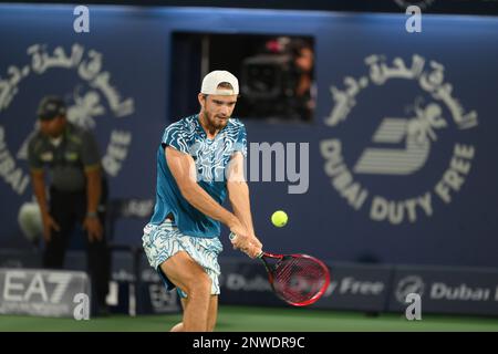 DUBAI, Emirati Arabi Uniti, 28th febbraio 2023. Azione dal 1st° round del Dubai Duty Free Tennis Open Championships tra il serbo Novak Djokovic e il Tomáš Macháč della Repubblica Ceca. Djokovic ha superato una paura di 2nd set per vincere 6-3, 3-6, 7-6 (7-1) Foto Stock