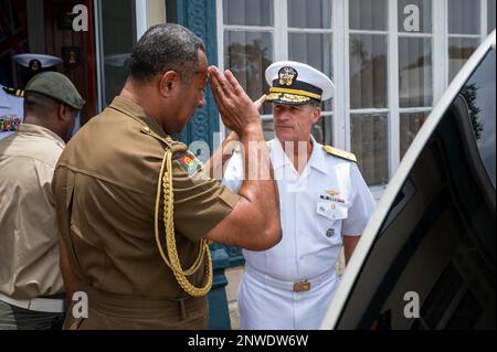 SUVA, Figi (31 gennaio 2023) ADM. John C. Aquilino, Comandante degli Stati Uniti Il comando Indo-Pacific, a destra, saluta il maggiore Jone Logavatu Kalouniwai, comandante delle forze militari della Repubblica delle Figi. USINDOPACOM si impegna a rafforzare la stabilità nella regione Asia-Pacifico promuovendo la cooperazione in materia di sicurezza, incoraggiando lo sviluppo pacifico, rispondendo alle situazioni di emergenza, dissuadendo le aggressioni e, se necessario, lotta per vincere. Foto Stock