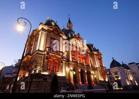 Suresnes municipio di notte . È un comune francese del dipartimento Hauts-de-Seine nella regione Ile-de-France. Foto Stock