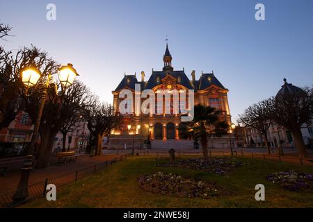 Suresnes municipio di notte . È un comune francese del dipartimento Hauts-de-Seine nella regione Ile-de-France. Foto Stock