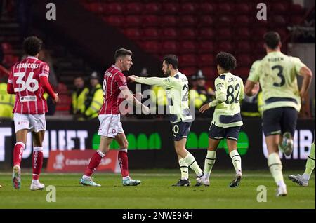 I tempri si fanno beffe tra Bernardo Silva di Manchester City e Joe Williams di Bristol City durante la partita di quinta partita della Emirates fa Cup ad Ashton Gate, Bristol. Data immagine: Martedì 28 febbraio 2023. Foto Stock