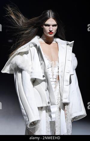 Parigi, Francia. 26th Feb, 2023. Modelli in pista alla sfilata di moda Mugler durante la sfilata di moda Autunno Inverno 2023 alla settimana della moda di Parigi a Parigi, in Francia, il 26 2023 febbraio. (Foto di Jonas Gustavsson/Sipa USA) Credit: Sipa USA/Alamy Live News Foto Stock