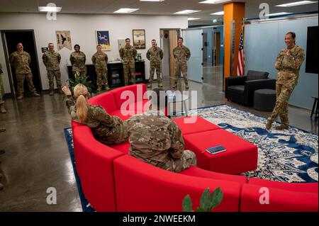 Kati Grabham, capo del comando centrale dell'aeronautica militare, incontra 379th Expeditionary Operations Group Airmen che lavorano nell'impianto operativo consolidato Squadron durante un tour di immersione alla base aerea di al Udeid, Qatar, 6 febbraio 2023. Durante il suo tour, Grabham ha visitato varie unità in tutta l'AUAB per incontrare gli Airmen e ottenere una comprensione di prima mano delle missioni che svolgono. Foto Stock