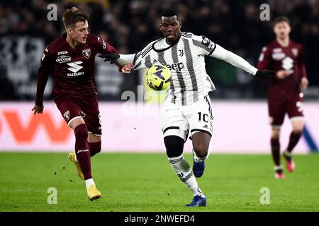 Torino, Italia. 28 febbraio 2023. Paul Pogga della Juventus FC compete per la palla con Ivan Ilic della Torino FC durante la Serie A partita di calcio tra Juventus FC e Torino FC. Credit: Nicolò campo/Alamy Live News Foto Stock