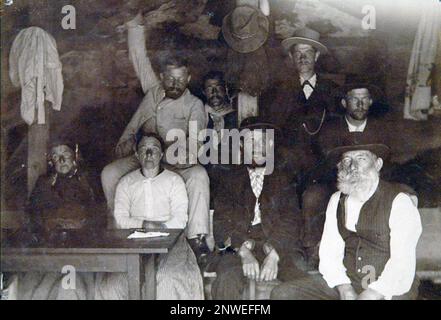 Riparandosi prima della loro salita del Wetterhorn al rifugio Gleckstein nel 1869. Da sinistra a destra, prima fila: La moglie di Almer, figlia, figlio, Christian Almer; indietro fila: Dr. Huber, figlio di Almer; Hans Kaufmann (individuo più alto), e un altro portiere. Christian Almer (1826 – 1898) Guida alpina svizzera Foto Stock