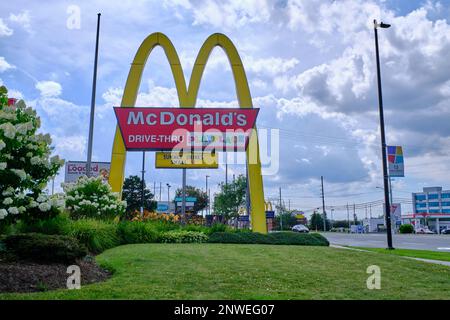 Ottawa, Ontario, Canada - 1 agosto 2022: Un grande segno di archi dorati ad un McDonald's in Bells Corners che fa pubblicità a un Drive-Thru e luogo di gioco. Foto Stock