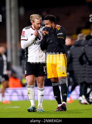 Tim Ream di Fulham (a sinistra) parla con Weston McKennie di Leeds United alla fine della partita di Fifth Round della Emirates fa Cup al Craven Cottage, Londra. Data immagine: Martedì 28 febbraio 2023. Foto Stock