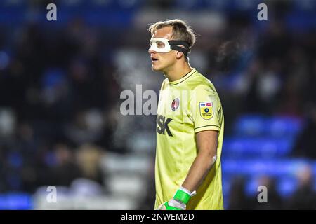 Il portiere Ashley Maynard Brewer (31 Charlton Athletic) con protezione per il viso durante la partita della Sky Bet League 1 tra Peterborough e Charlton Athletic a London Road, Peterborough, martedì 28th febbraio 2023. (Foto: Kevin Hodgson | NOTIZIE MI) Credit: NOTIZIE MI & Sport /Alamy Live News Foto Stock