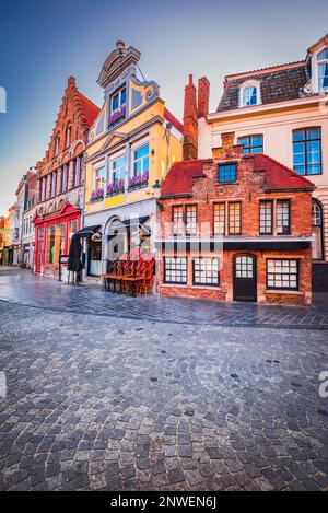 Bruges, Belgio. Affascinante cittadina medievale delle Fiandre con strade acciottolate, pittoreschi canali e splendidi edifici storici che trasportano i visitatori Foto Stock