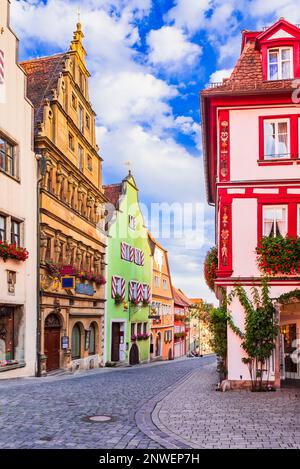 Rothenburg ob der Tauber, Germania. Via Schimedgasse e Marktplatz, centro storico di Rothenburg. Affascinante città sulla strada Romantica, Baviera viuviana Foto Stock