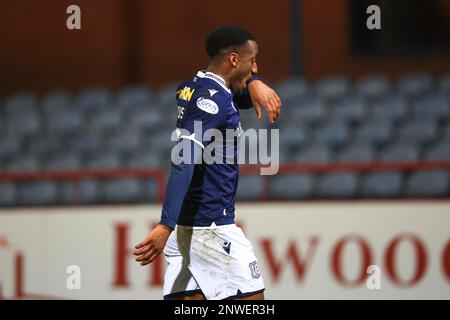 28th febbraio 2023; Dens Park, Dundee, Scozia: Campionato scozzese di calcio Dundee contro Partick Thistle; Zach Robinson di Dundee mostra dejection alla fine della partita Foto Stock