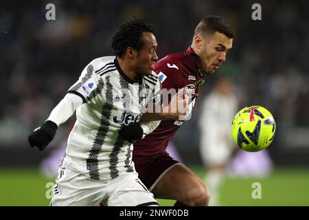 Torino, 28th febbraio 2023. Juan Cuadrado della Juventus brussles con Alessandro Buongiorno del Torino FC durante la Serie A match allo Stadio Allianz di Torino. L'immagine di credito dovrebbe essere: Jonathan Moskrop / Sportimage Foto Stock