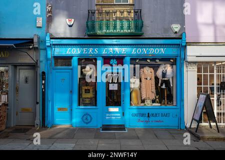 Negozio di designer vintage Lovers Lane al 77 di Portobello Road nel quartiere di Notting Hill di Londra, Inghilterra Foto Stock