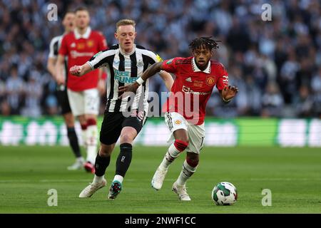 Londra, Regno Unito. 26th Feb, 2023. Sean Longstaff di Newcastle Utd (l) e Fred di Manchester Utd in azione. Finale della Carabao Cup 2023, Manchester Utd contro Newcastle Utd al Wembley Stadium di Londra domenica 26th febbraio 2023. Solo per uso editoriale. pic di Andrew Orchard/Andrew Orchard sports photography/Alamy Live News Credit: Andrew Orchard sports photography/Alamy Live News Foto Stock