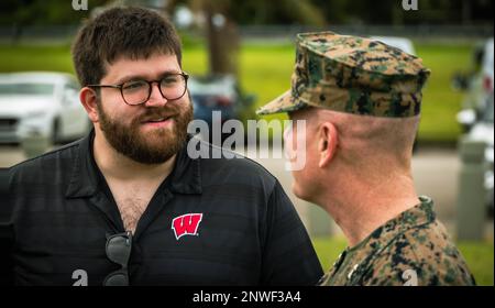 Josh Blaz, a sinistra, nipote di Brig. Gen. Vincente 'ben' Tómas Blaz - da cui prende il nome Marine Corps base Blaz, e gli Stati Uniti David Maxwell, a destra, il comandante generale del comando di installazioni del corpo dei Marine, parla l'uno con l'altro durante una prova per la prossima riattivazione del corpo dei Marine base Camp Blaz e Naming Ceremony ad Asan Beach, National Historical Park, Asan, Guam, il 24 gennaio, 2023. La cerimonia riconoscerà ufficialmente l'attivazione e la denominazione di Naval Support Activity, MCB Camp Blaz dopo la disattivazione di Marine Barracks Guam il 10 novembre 1992. MCB Camp Blaz wa Foto Stock