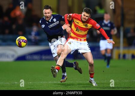 28th febbraio 2023; Dens Park, Dundee, Scozia: Campionato scozzese di calcio Dundee contro Partick Thistle; Jordan McGhee di Dundee è fouled da Jack McMillan di Partick Thistle Foto Stock